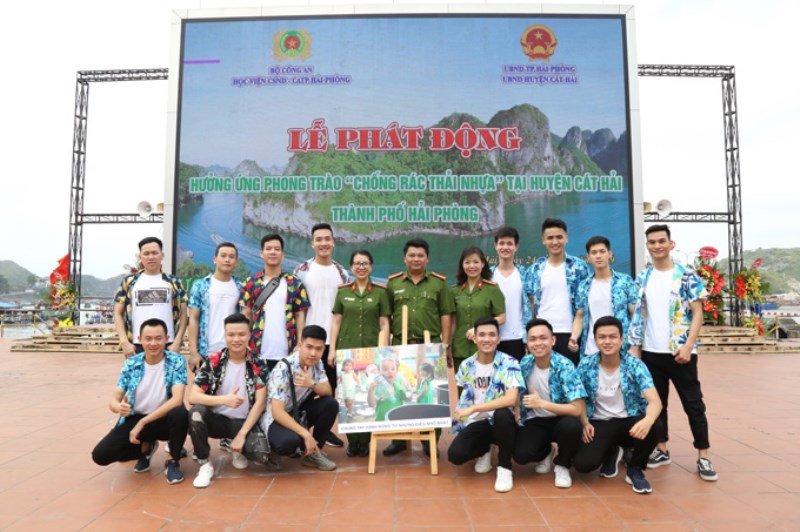 Lecturers and students of the PPA’s Department of Environmental Police participated in the propaganda program, hanging posters, distributing leaflets to people and visitors.